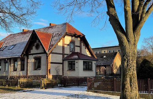 Karow Apartment | Historic house under lime trees with natural garden. Family-friendly.