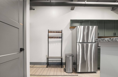 Newark Apartment | Historic Newark Station- 10% off Earthworks Cafe