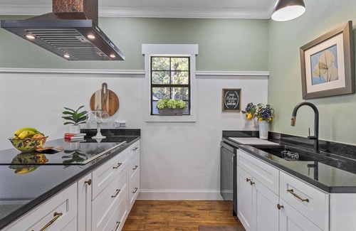 Fairmount House | Historic newly renovated luxury home 2bd/2bath with 3 outdoor areas to relax