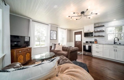 Pella House | Historic Pella Cottage w/Firepit Retreat