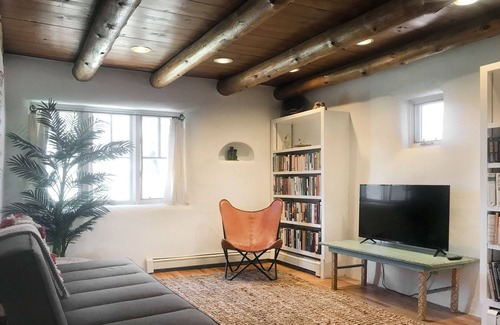 Taos Apartment | Historic, quaint 1-bedroom casita with WiFi