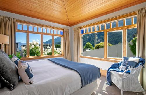 Queenstown City Centre House | Historic Stonehouse & Alley Cottage - Sleeps 14 with spa pool