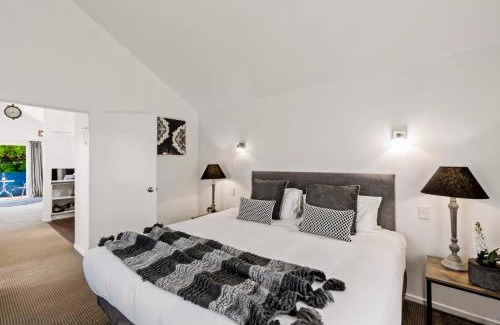 Queenstown City Centre House | Historic Stonehouse & Alley Cottage - Sleeps 14 with spa pool