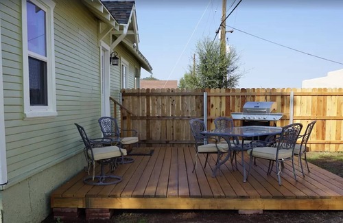 Williams House | Historical 3 bed/3 bath home 1/2 block from Rte 66 in Williams. City lic. #5360