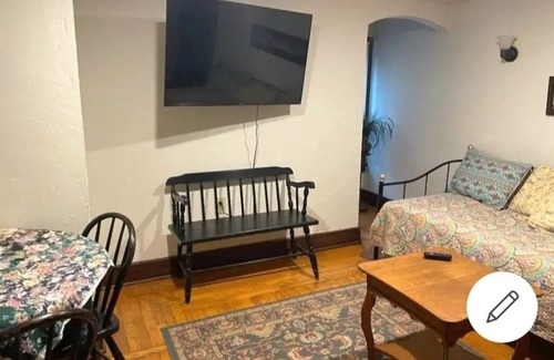Hillsdale Apartment | Historical Cottage Upper Level 2 Bedroom Duplex