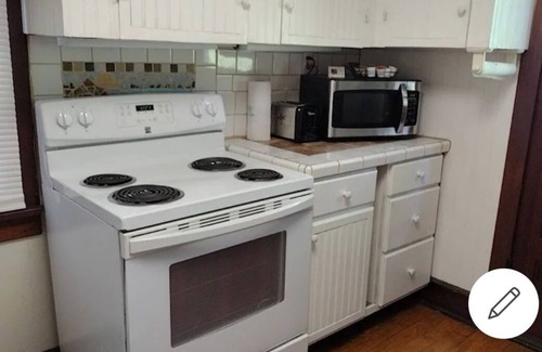 Hillsdale Apartment | Historical Cottage Upper Level 2 Bedroom Duplex