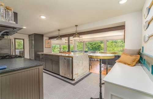 Beaver Cabin | Historical LAKEFRONT Luxury 7 Bedroom - Eureka!