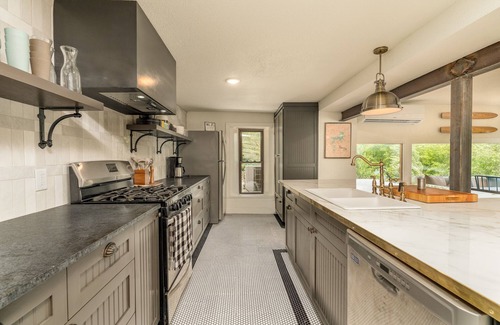 Beaver Cabin | Historical LAKEFRONT Luxury 7 Bedroom - Eureka!