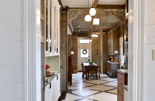 Sayles Blvd. Area Bed & Breakfast | Historical Sayles Blvd close to downtown and colleges