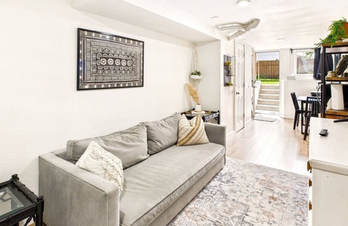 Albany House | Historically renovated house sleeps 20+ in downtown Albany!