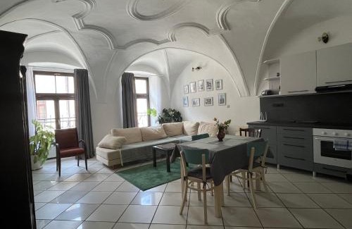 Banska Bystrica Apartment | Historický apartmán v centre mesta-2min pešo na námestie