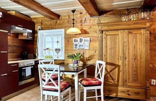 Grossschoenau Apartment | Historische Blockstube anno 1763 - Romantisches Studio-Apartment mit Infrarot-Sauna