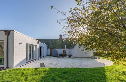 Hauert House | Historisches Reetdachhaus in ruhiger Lage