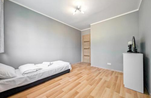 Fabryczna Apartment | Hiszpańska Harmony Apartment by BookingHost