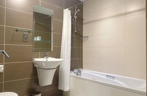 Newcastle-upon-Tyne Apartment | HNFC Stays -En-Suit with Parking