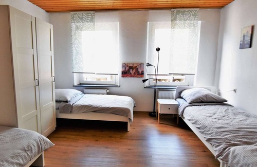 Bergisch Gladbach Apartment | HÖ01 large apartment with dryer and washing machine