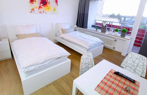 Sankt Augustin Apartment | HÖ01 large apartment with dryer and washing machine