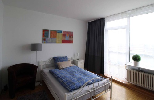 Sankt Augustin Apartment | HÖ01 large apartment with dryer and washing machine