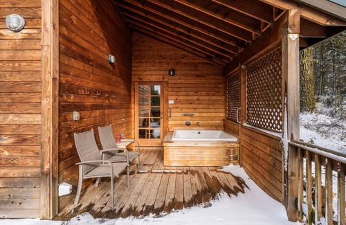 Ashland Cabin | Hobart Peak Cabin w/Jacuzzi and Wood Stove at Green Springs Inn