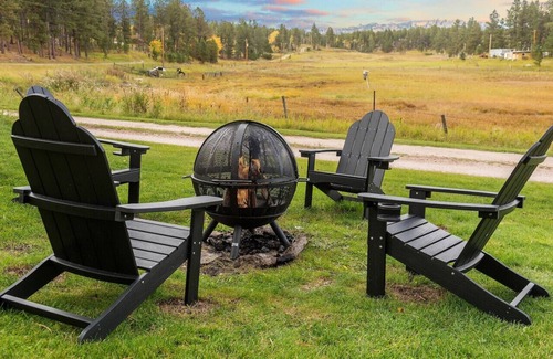 Custer Apartment | Hobbit Hole: Needle Spire Views + Firepit + Sauna