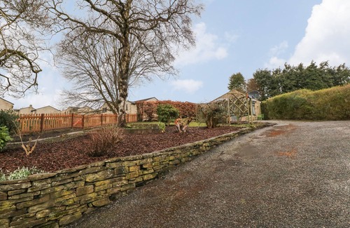 High Peak Cottage | HOCKERLEY COTTAGE, romantic, with a garden in Whaley Bridge