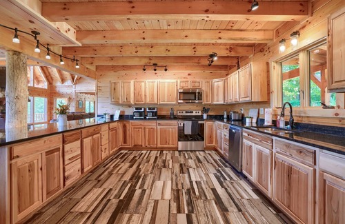 Logan Cabin | Hocking Hills Laikyns Lodge with Indoor pool- Great View!