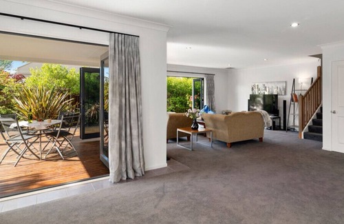 Holdens Bay Cottage | HOLDENS BAY RETREAT - ROTORUA HOLIDAY HOME, with a garden in Rotorua