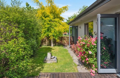 Holdens Bay Cottage | HOLDENS BAY RETREAT - ROTORUA HOLIDAY HOME, with a garden in Rotorua