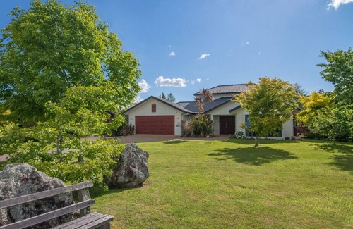Holdens Bay Cottage | HOLDENS BAY RETREAT - ROTORUA HOLIDAY HOME, with a garden in Rotorua