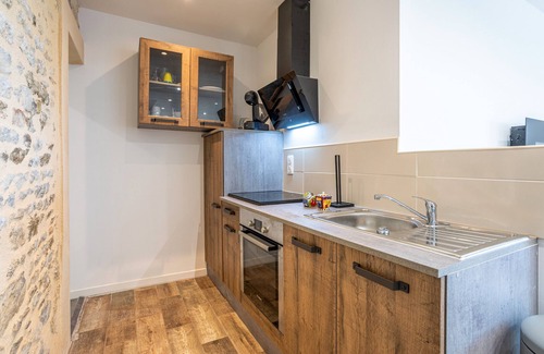 Saint-Martin-des-Fontaines House | Holiday Home 'Magnifique Maison' with Shared Terrace and Wi-Fi