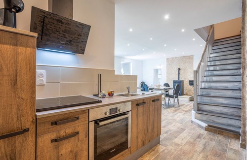 Saint-Martin-des-Fontaines House | Holiday Home 'Magnifique Maison' with Shared Terrace and Wi-Fi