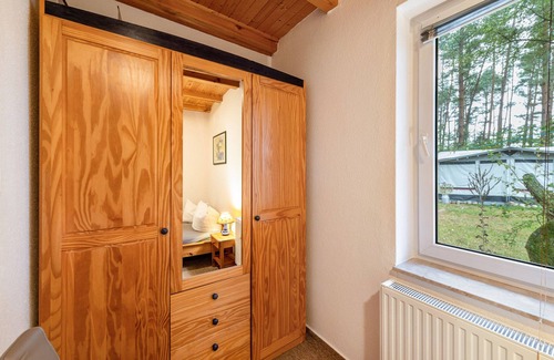 Feldberger Seenlandschaft House | Holiday Home 'Ferienhaus Mine Hüsung' with Private Terrace, Shared Garden and Wi-Fi