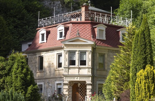 Bad Urach Apartment | Holiday Apartment 'Romance in the Castle' with Mountain View