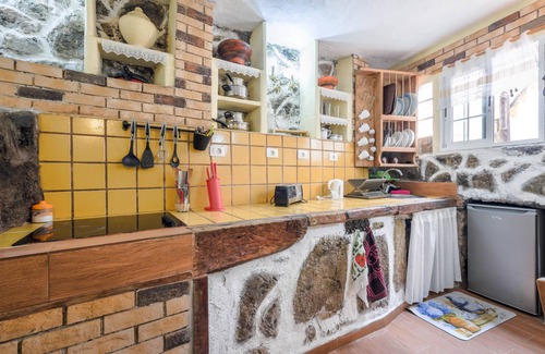 El Guincho House | Holiday Apartment "Casa Amparo" with Terrace, Ocean View, Whirlpool & Wi-Fi