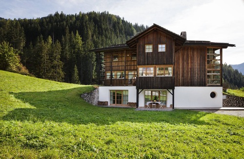 La Valle Ski Chalet | Holiday Apartment in Luxury Chalet with Country Style Interior, Wi-Fi and Garden