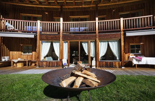 La Valle Ski Chalet | Holiday Apartment in Luxury Chalet with Country Style Interior, Wi-Fi and Garden