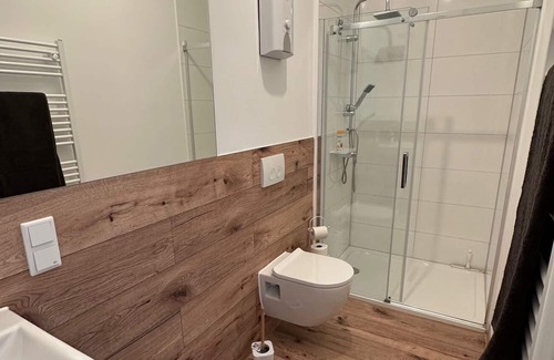 Wanheimerort Apartment | Holiday Apartment 'Blumen' with Shared Terrace, Shared Garden & Wi-Fi