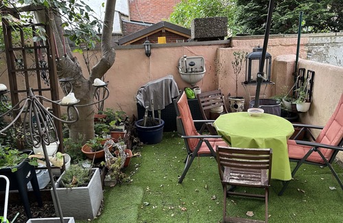 Wanheimerort Apartment | Holiday Apartment 'Blumen' with Shared Terrace, Shared Garden & Wi-Fi