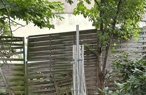 Wanheimerort Apartment | Holiday Apartment 'Blumen' with Shared Terrace, Shared Garden & Wi-Fi