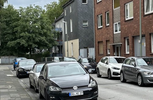 Wanheimerort Apartment | Holiday Apartment 'Blumen' with Shared Terrace, Shared Garden & Wi-Fi