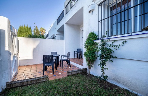 Poblado Sancti Petri Apartment | Holiday Apartment "Casa Amparo Sancti Petri" with Shared Pool, Private Terrace & Wi-Fi