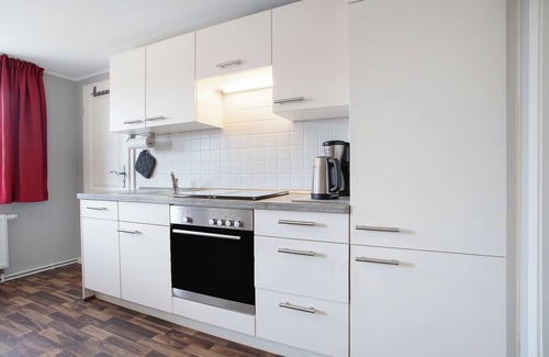 Schaprode Apartment | Holiday Apartment 'Kapitänsferienhaus Hiddenseeblick' with Shared Terrace & Wi-Fi
