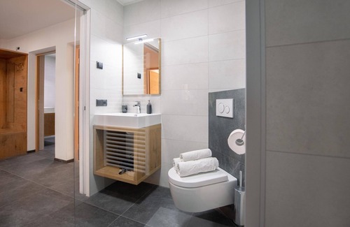 Racines Apartment | Holiday Apartment 'Miramor Kollina' with Mountain View, Shared Garden & Wi-Fi