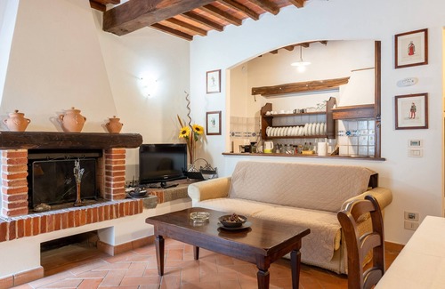 Cortona Apartment | Holiday Apartment "Monastero" with Mountain View, Shared Pool & Wi-Fi