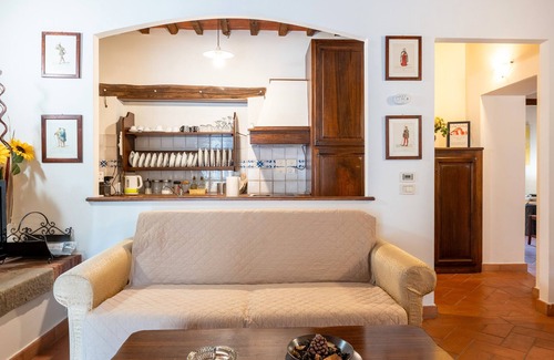 Cortona Apartment | Holiday Apartment "Monastero" with Mountain View, Shared Pool & Wi-Fi
