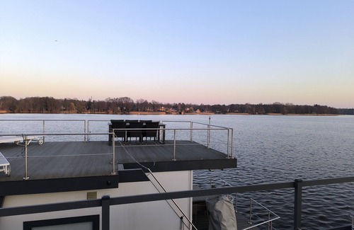 Neuruppin Apartment | Holiday Apartment 'On the Lake' with Lake View, Shared Terrace and Air Conditioning