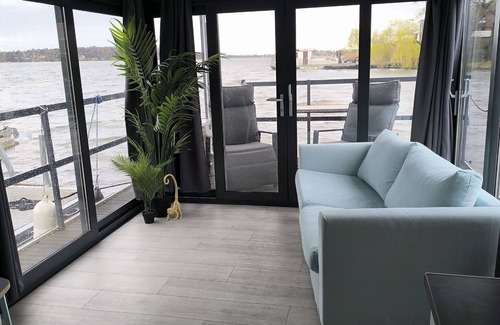 Neuruppin Apartment | Holiday Apartment 'On the Lake' with Lake View, Shared Terrace and Air Conditioning