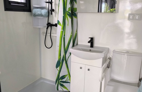 Neuruppin Apartment | Holiday Apartment 'On the Lake' with Lake View, Shared Terrace and Air Conditioning