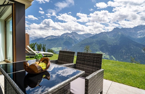 Lasa Apartment | Holiday Apartment "Paflur Lodges Abendrot" with Mountain View, Private Terrace & Wi-Fi
