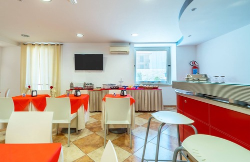 Cassibile Apartment | Holiday Apartment "San Martino Sofia" with Private Terrace, Balcony & Wi-Fi